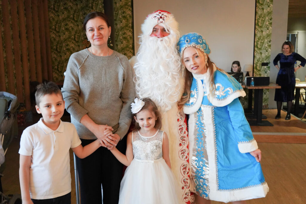 Семья с Дед Морозом и Снегурочкой