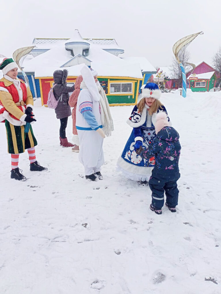 Дети со снегурочкой